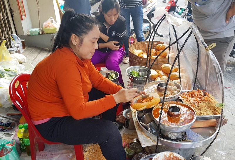 Bánh mì xíu mại cá hộp 82 Tân Khai quận 11